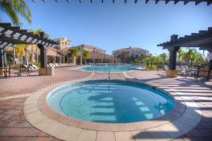 A piscina localizada em Luxurious Condo wPrivate Balcony AMAZING View ou nos arredores