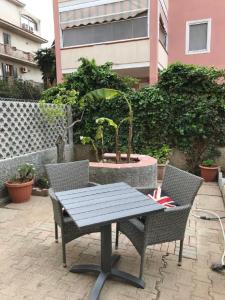 アルゲーロにあるLe Aromaticheのピクニックテーブル(椅子2脚付)と鉢植え