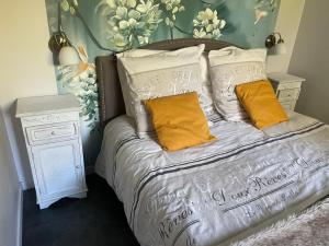 Кровать или кровати в номере Wisteria
