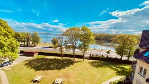 park z widokiem na rzekę i drzewa w obiekcie Sonnige Maisonette-Wohnung mit Blick auf die Bucht w Dziwnowie