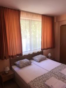 Postel nebo postele na pokoji v ubytování Family Hotel Astra