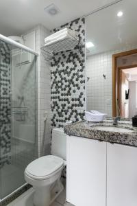 y baño con aseo, ducha y lavamanos. en vemproCUPEPORTODEGALINHAS Casal ou Família no melhor apartamento de Porto de Galinhas en Porto De Galinhas