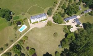 una vista aerea di una grande casa in un parco di Château La Mothaye - self catering apartments with pool in the Loire Valley a Brion