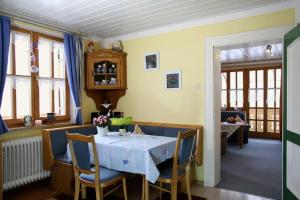 ein Esszimmer mit einem weißen Tisch und Stühlen in der Unterkunft Landhaus Panorama in Bayerisch Eisenstein