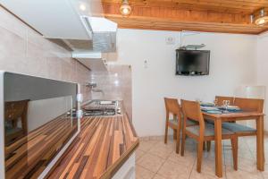 Kuchyň nebo kuchyňský kout v ubytování Apartments Josip