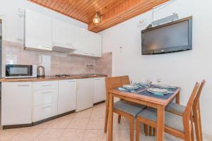 Kuchyň nebo kuchyňský kout v ubytování Apartments Josip