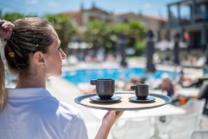 Επισκέπτες που μένουν στο Dionysos Hotel & Suites