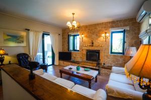 ÁyioiにあるVilla Irene: Θέα πισίνα, Θέα θάλασσαのソファとテーブルのあるリビングルーム
