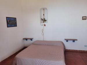 um quarto com uma cama num quarto em al numero zero em Lipari