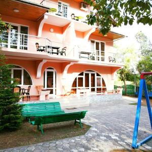 Herní místnost nebo prostor pro děti v ubytování Hotel "Qeti"