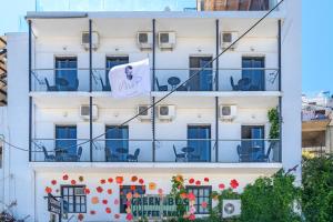 ein weißes Gebäude mit einer Flagge darauf in der Unterkunft MR P. Boutique Residence in Skiathos-Stadt