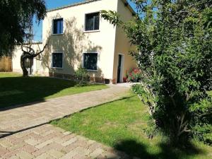 Gartenblick in der Unterkunft Le Clos des Feugrais - Calme & Confort in Saint-Aubin-lès-Elbeuf