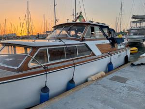 阿爾布費拉的住宿－Stay in a Yacht - Algarve，停泊在港口码头的船只