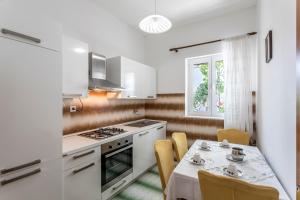 Kuchyňa alebo kuchynka v ubytovaní Apartmani Prkačin