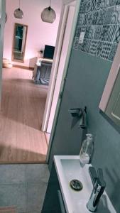 un baño con lavabo y espejo en Ático encantador..., en A Coruña 12 fotos más