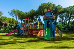 ein farbenfroher Spielplatz mit Rutsche in einem Park in der Unterkunft TUI MAGIC LIFE Masmavi in Belek