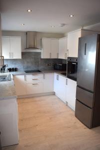 3 Bedroom-Kelpies Serviced Apartments Bruce tesisinde mutfak veya mini mutfak