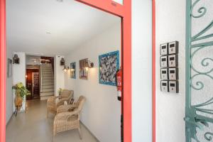 a hallway with a red door and chairs in a room at Port 27 in Empuriabrava