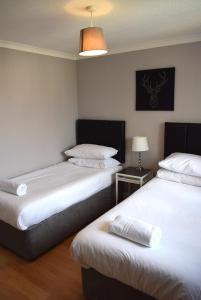 Llit o llits en una habitació de Kelpies Serviced Apartments-McKay