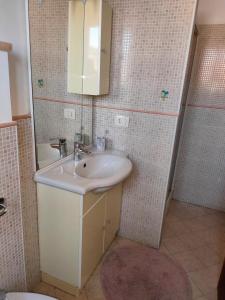 La salle de bains est pourvue d'un lavabo et d'un miroir. dans l'établissement Da Ale - In centro a San Benedetto, à San Benedetto del Tronto