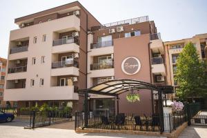 un edificio de apartamentos con un restaurante enfrente en Hotel Zonya en Sunny Beach