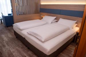 Postel nebo postele na pokoji v ubytování Hotel Kastanienhof