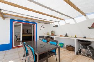 a dining room with a table and chairs at Casa do Peladiço in Fataca