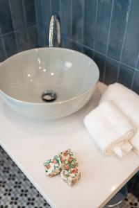 ein Badezimmer mit einem Waschbecken und Handtüchern auf der Theke in der Unterkunft Sorrento nature & spa in Sorrent