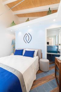 - une chambre avec un grand lit et des oreillers bleus dans l'établissement Sorrento nature & spa, à Sorrente