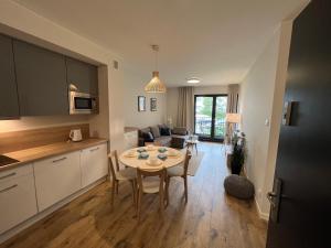 Kuchnia lub aneks kuchenny w obiekcie OnHoliday Apartamenty ze strefą Relax & Fun, ul Lwowska 12