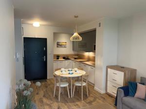 Kuchnia lub aneks kuchenny w obiekcie OnHoliday Apartamenty ze strefą Relax & Fun, ul Lwowska 12