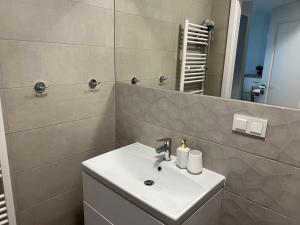 Łazienka w obiekcie OnHoliday Apartamenty ze strefą Relax & Fun, ul Lwowska 12