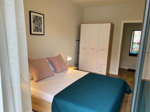 Łóżko lub łóżka w pokoju w obiekcie OnHoliday Apartamenty ze strefą Relax & Fun, ul Lwowska 12