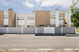 Imagem da galeria de ALTIDO Sleek House w/Balcony & 2 Terraces in Porto em Maia