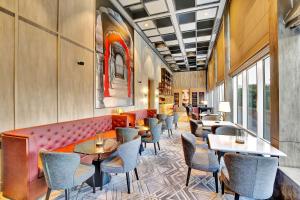 Posezení v ubytování Radisson RED Chandigarh Mohali