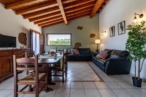 ein Wohnzimmer mit einem Tisch und einem Sofa in der Unterkunft Villa Vacanze La Quercia in Carbognano