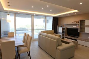 Posezení v ubytování Wileg 4B Luxury Two Bedroom Apartment with Shared Swimming Pool.