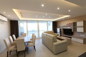 TV a/nebo společenská místnost v ubytování Wileg 4B Luxury Two Bedroom Apartment with Shared Swimming Pool.