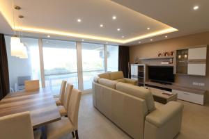 Posezení v ubytování Wileg 4B Luxury Two Bedroom Apartment with Shared Swimming Pool.
