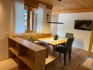 Televízia a/alebo spoločenská miestnosť v ubytovaní Haus Emma