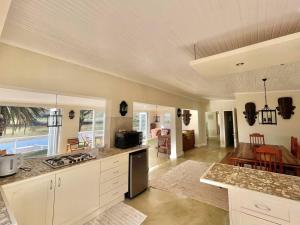 eine Küche mit einer Arbeitsplatte und ein Wohnzimmer in der Unterkunft Living The Breede - Birdsong Cottage in Malgas