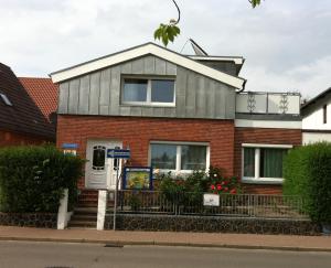 una casa al lado de una calle en Haus Westerstraße Westerstr 16 Wohnung 1, en Büsum