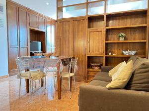 ein Wohnzimmer mit einem Glastisch und einem Sofa in der Unterkunft Provenzano Studios in Siena