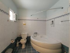 A bathroom at Sweet Maisonette in Corfu Town Még 37 kép
