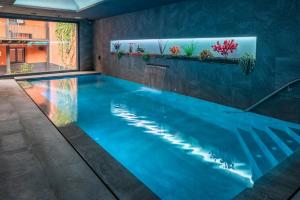 The swimming pool at or close to Apartaments y Habitacions Entre Volcans