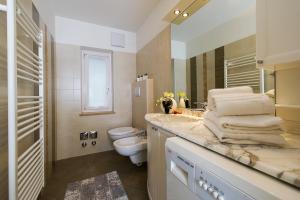 Koupelna v ubytování Majon Vajolet - Apartments Luisa + 39 fotografií