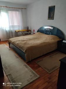 1 dormitorio con 1 cama grande en una habitación en MeD apartmani, en Bugojno