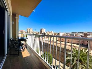 einen Balkon mit einem Tisch und Stadtblick in der Unterkunft Central loft apartments in Santa Pola