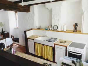 Kuchyň nebo kuchyňský kout v ubytování The Nook - charme médiéval, confort moderne