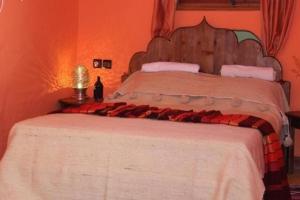 - une chambre avec un grand lit dans une pièce orange dans l'établissement Room in Guest room - Pretty room in villa Lair De La Mer, in Sidi Kaouki, à Sidi Kaouki